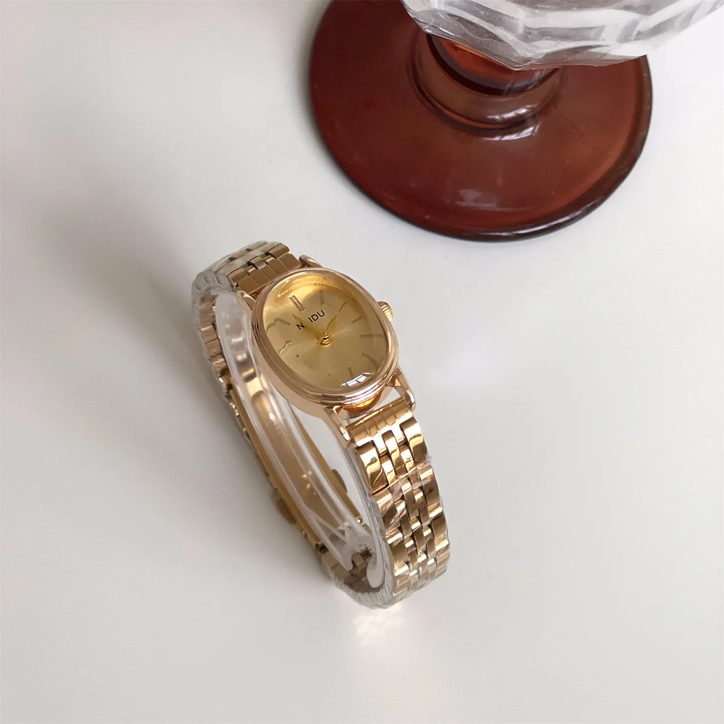 ساعة نسائية بمينا بيضاوي، ساعة يد نسائية كاجوال وفاخرة، مجموعة راقية من الساعات، هدية نسائية.