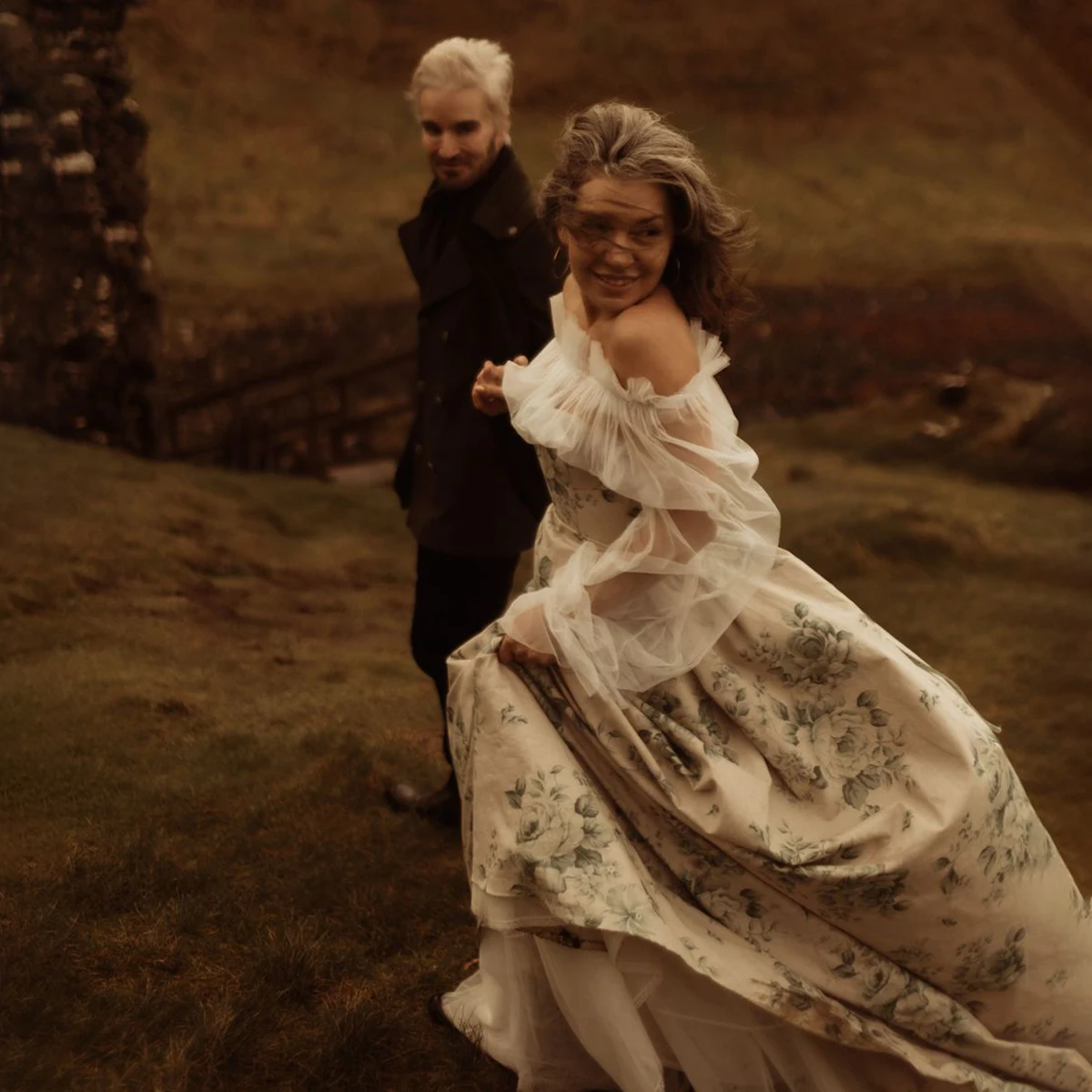 ปิดไหล่ Boho Elopement ดอกไม้พิมพ์ซาตินชุดแต่งงาน PLUS ขนาด Ruffled Tulle ยาวแขนฟองที่กําหนดเองชุดเจ้าสาว