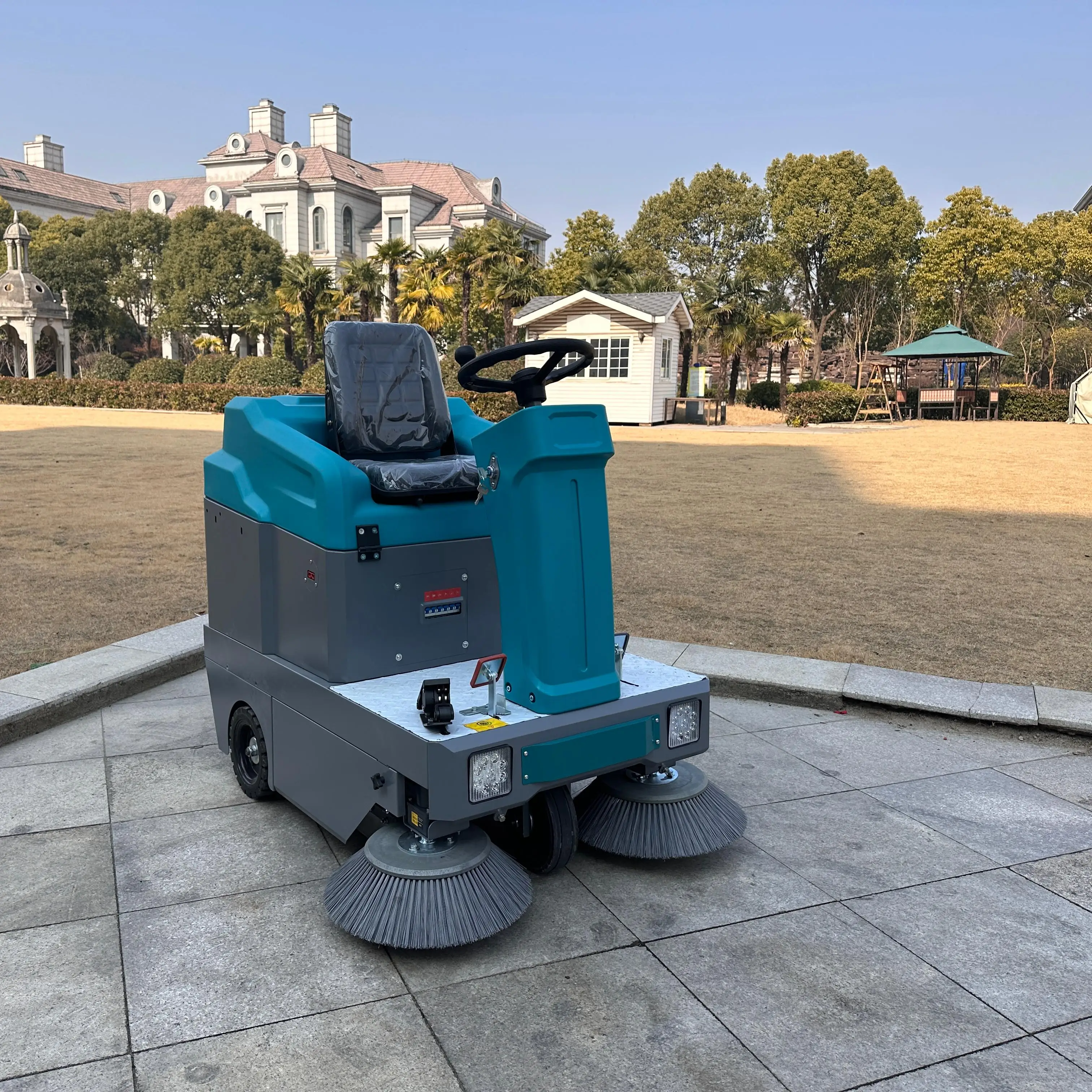 

Мастерская промышленная парковка, оборудование для уборки улиц, подметальная машина, подметальная машина с батарейным питанием и двусторонними метлами