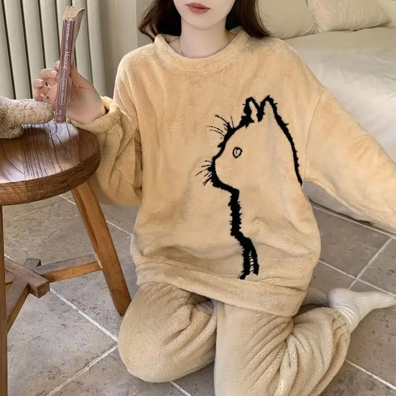 Pijamas de franela para mujer, nuevo modelo de otoño e invierno, bonito traje, ropa de dormir cómoda, ropa de casa gruesa con forro polar coral