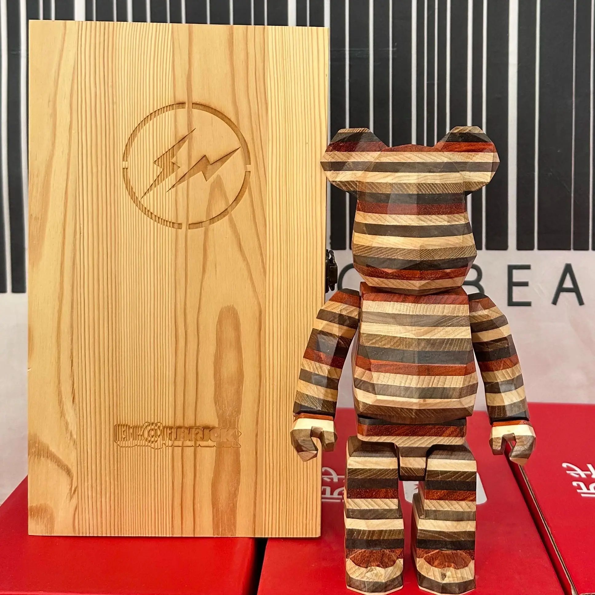 Bearbrick karimoku horyzont Karimoku fragmentdesign 400% wielokąt szachy diament horyzont szachy tęcza drewno niedźwiedź wysokość 28cm