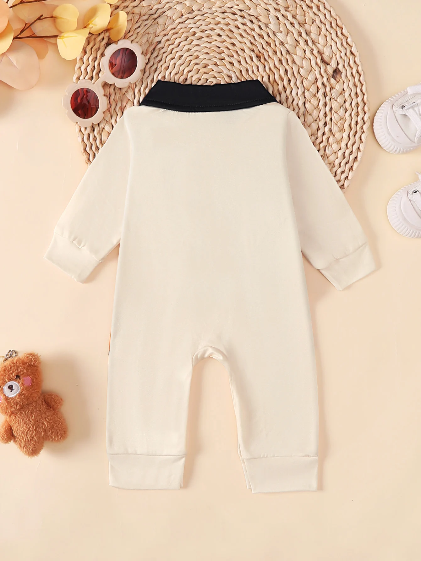 Baby Spring and Autumn Long-Sleeved Collared Romper with Cute Cartoon Bear Print, Newborn Onesie, Black Shirt Collar, Snap Button Design at the Crotch, Adorable Baby Crawling Suit, Suitable for Infants and Toddlers for Everyday Outings