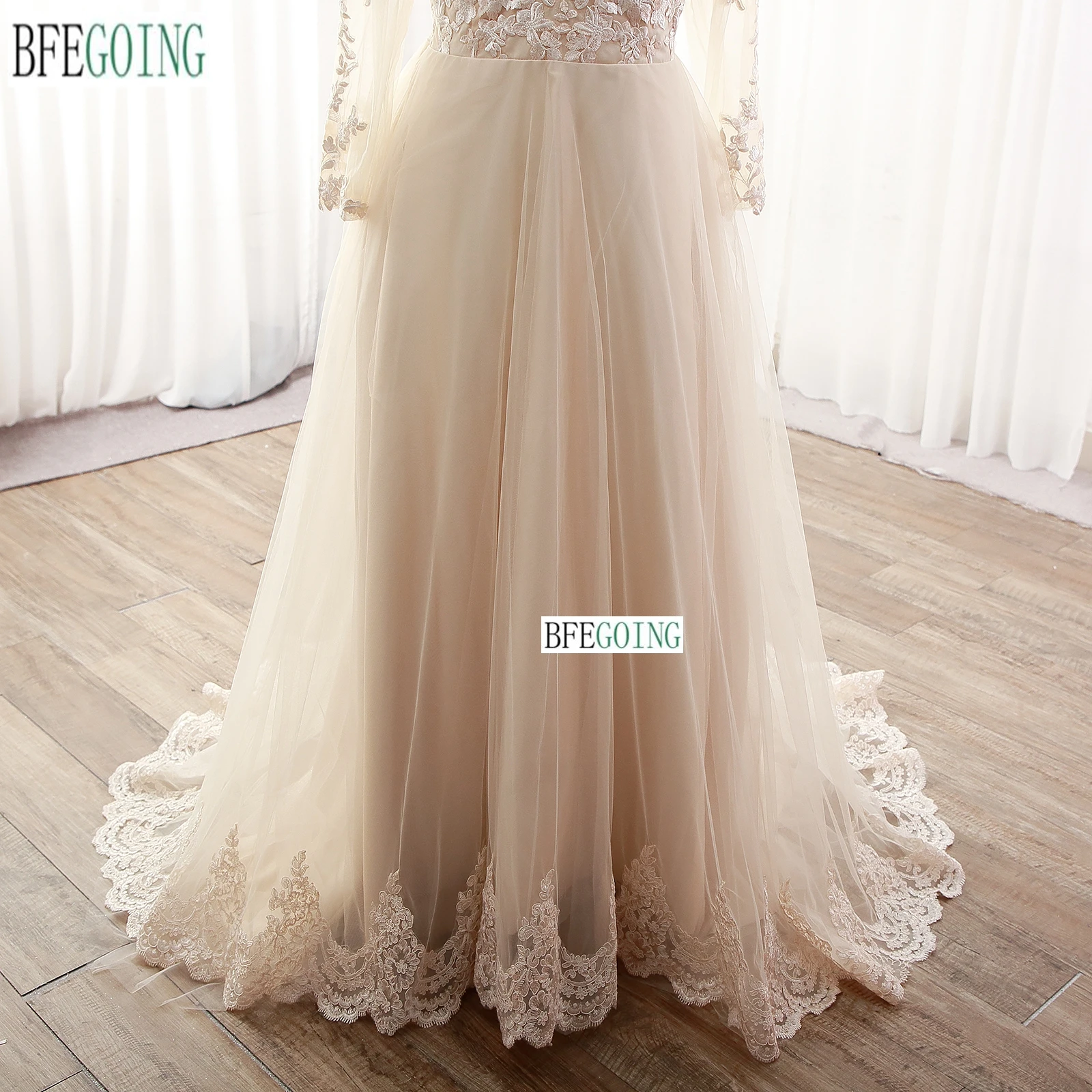 Appliques di pizzo Champagne Tulle maniche lunghe a-line abiti da sposa cappella treno abiti da sposa con scollo a v su misura