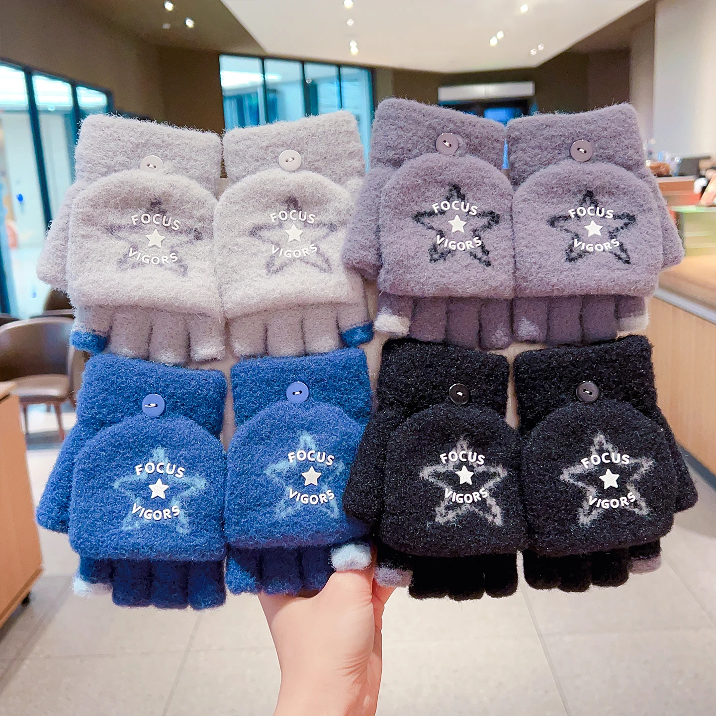 2-in-1-Winterhandschuhe für Kinder mit aufklappbarem Überzug, weiche, flauschige Handschuhe aus Kunstfellimitat, gestrickte Fäustlinge mit Stern- und Streifenmuster, halb- und volle Fingerhandschuhe für Jungen und Mädchen. – Detail 4