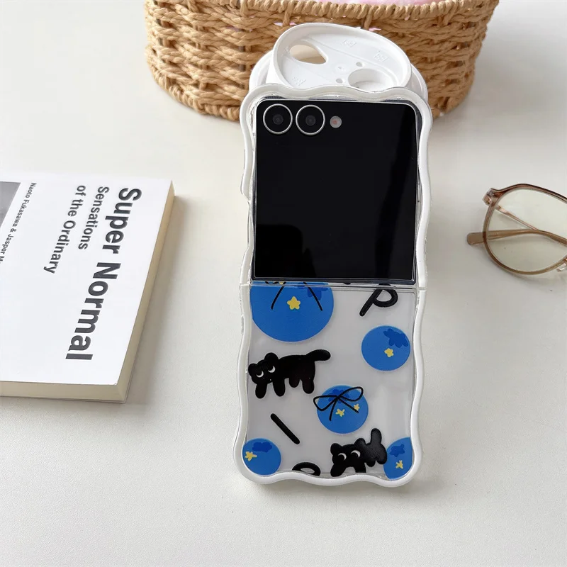 เคสโทรศัพท์ลายแมวน่ารักสไตล์เกาหลี พร้อมโบว์และลายคลื่น สำหรับ Samsung Galaxy Z Flip 6 7 5 4 3 ZFlip5 zflip6 พร้อมสายคล้องมือ ลายการ์ตูน