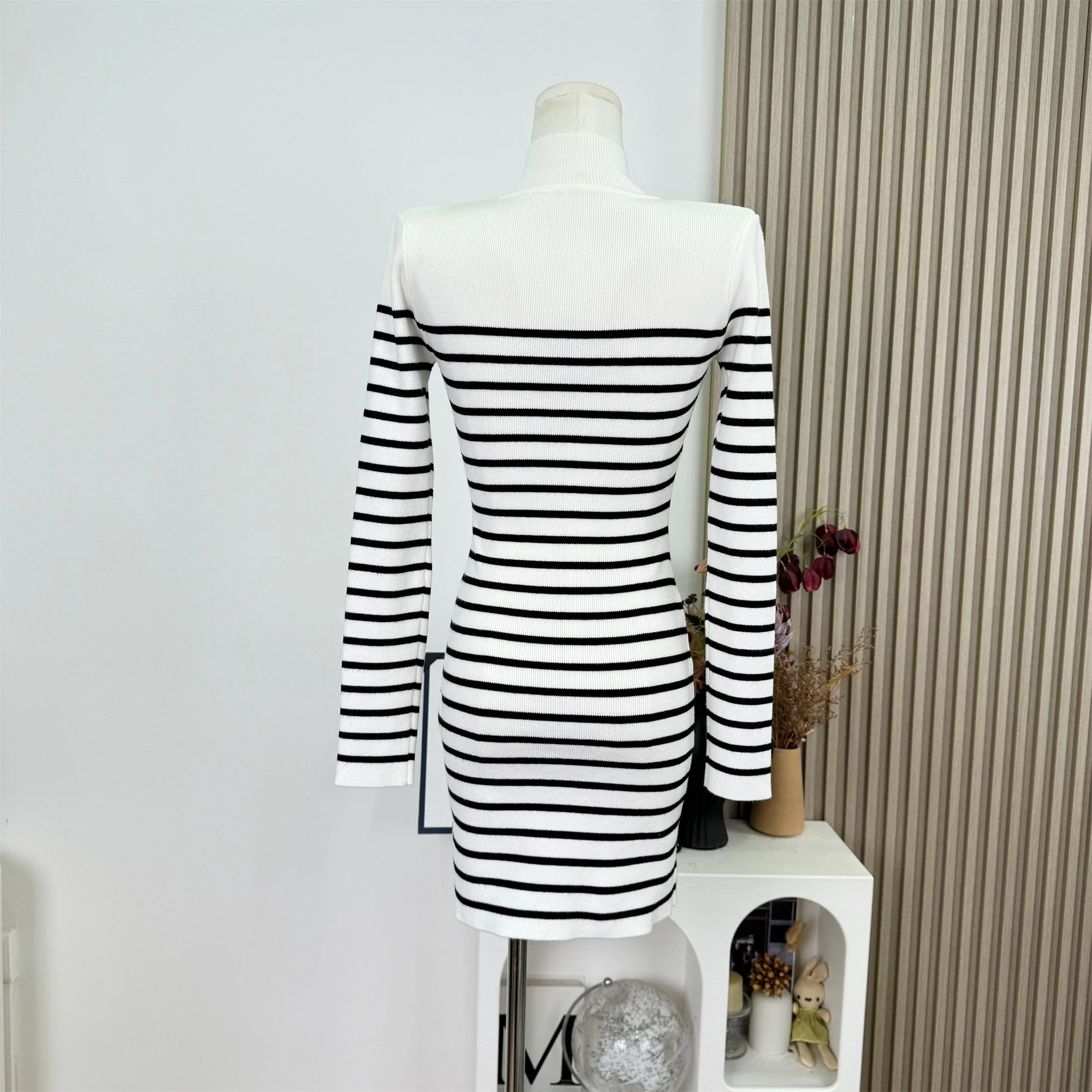 فستان نسائي خريفي وشتوي أنيق بياقة مدورة مخطط نحيف محبوك فستان قصير ضيق ملابس الشارع