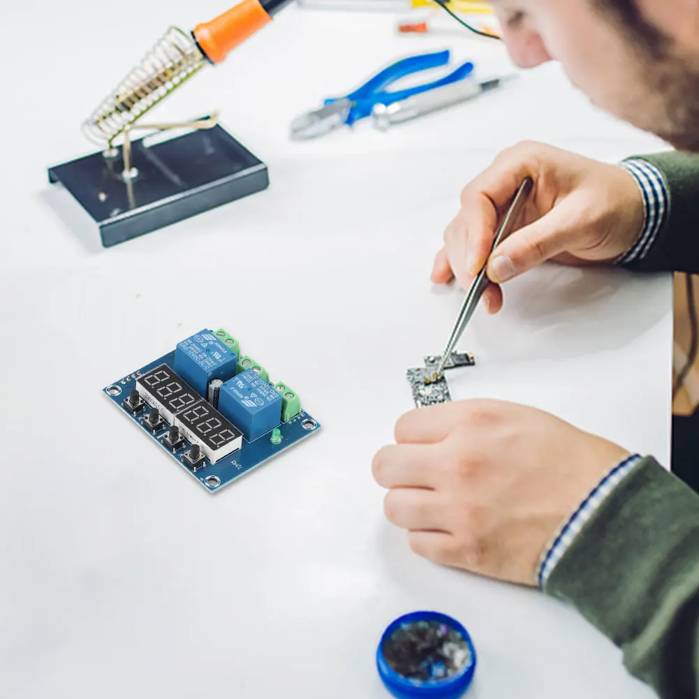 

XH-M452 Temperature and Humidity Controller Module High Precision Dual Output DC 12V Automatic Constant Temperature