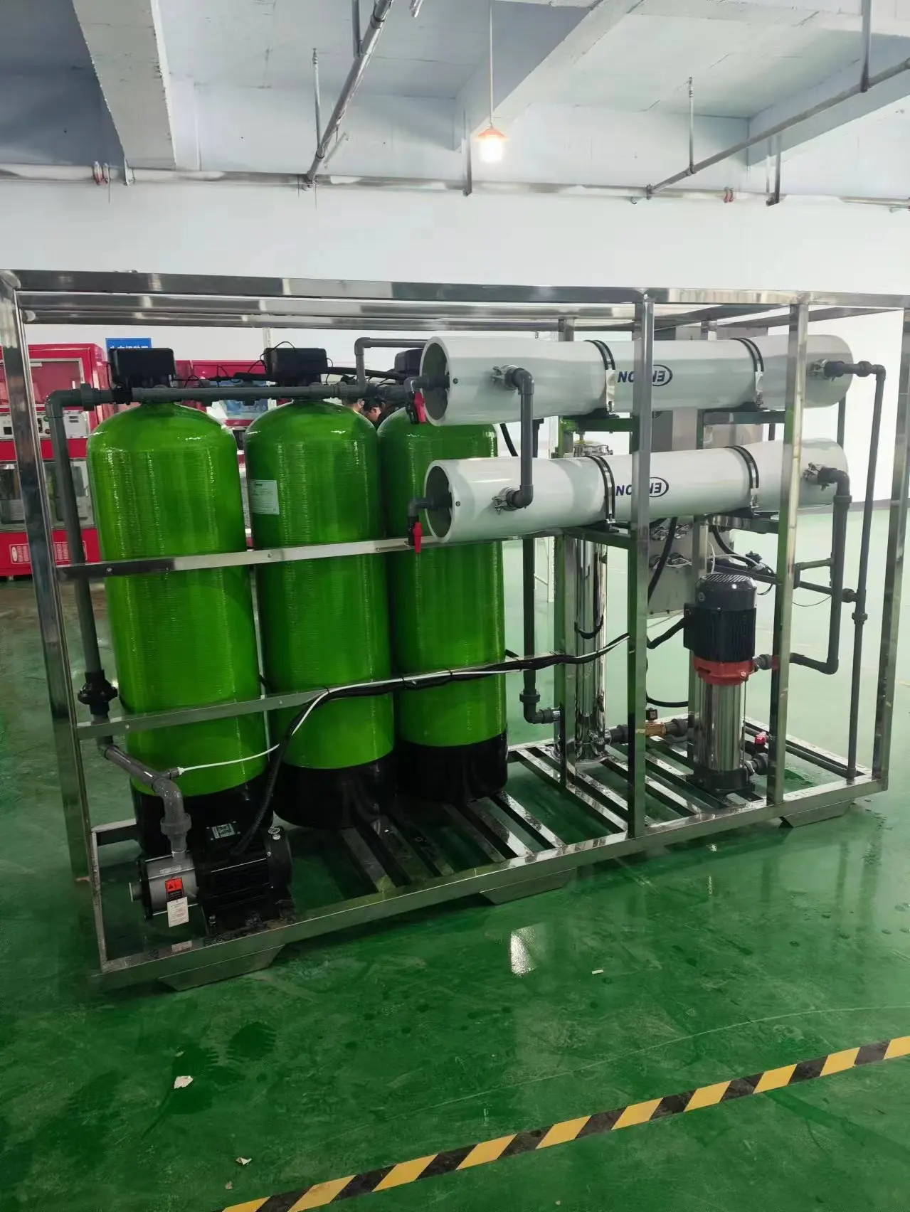 2T/H 2000LPH RO Water Treatment Plant Stainless Steel Frame 3 FRP Pre-treatment Tanks Reverse Osmosis System for Small Factory