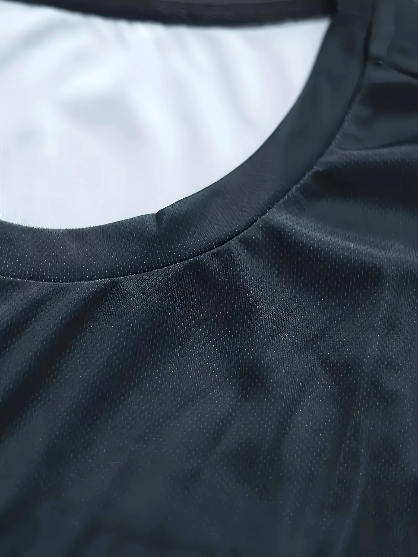 تي شيرت Chicago Track Passion للرجال - "فريق سباق بطول 19.74 متر باللون الأسود مع طاقم بأكمام قصيرة مزين باللونين الأحمر والأبيض #4