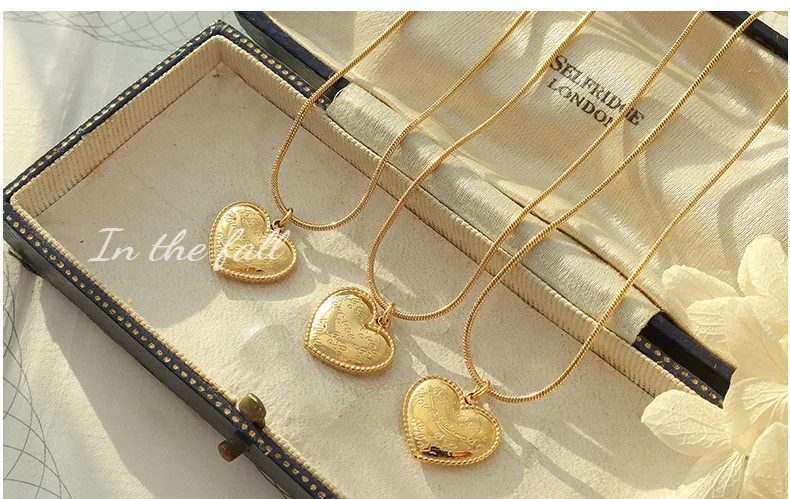 Sleek Wave-Trimmed Romantic Choker - Hypoallergenic Titanium Couples Charm Necklace with Fluid Motif Design