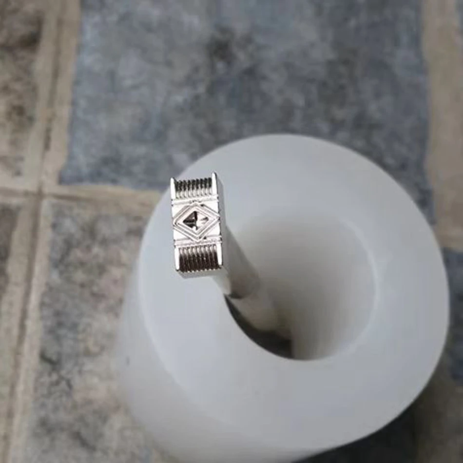 

Инструменты и принадлежности для работы с кожей, прецизионные стальные инструменты для гравировки и тиснения, шаблоны для плетения и узоров для тиснения.