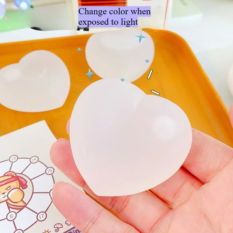 光にさらされると色が変わるハートスクイーズおもちゃ マルトースストレスリリーフ スローリバウンド フィジェットトイ もち抗ストレスおもちゃ