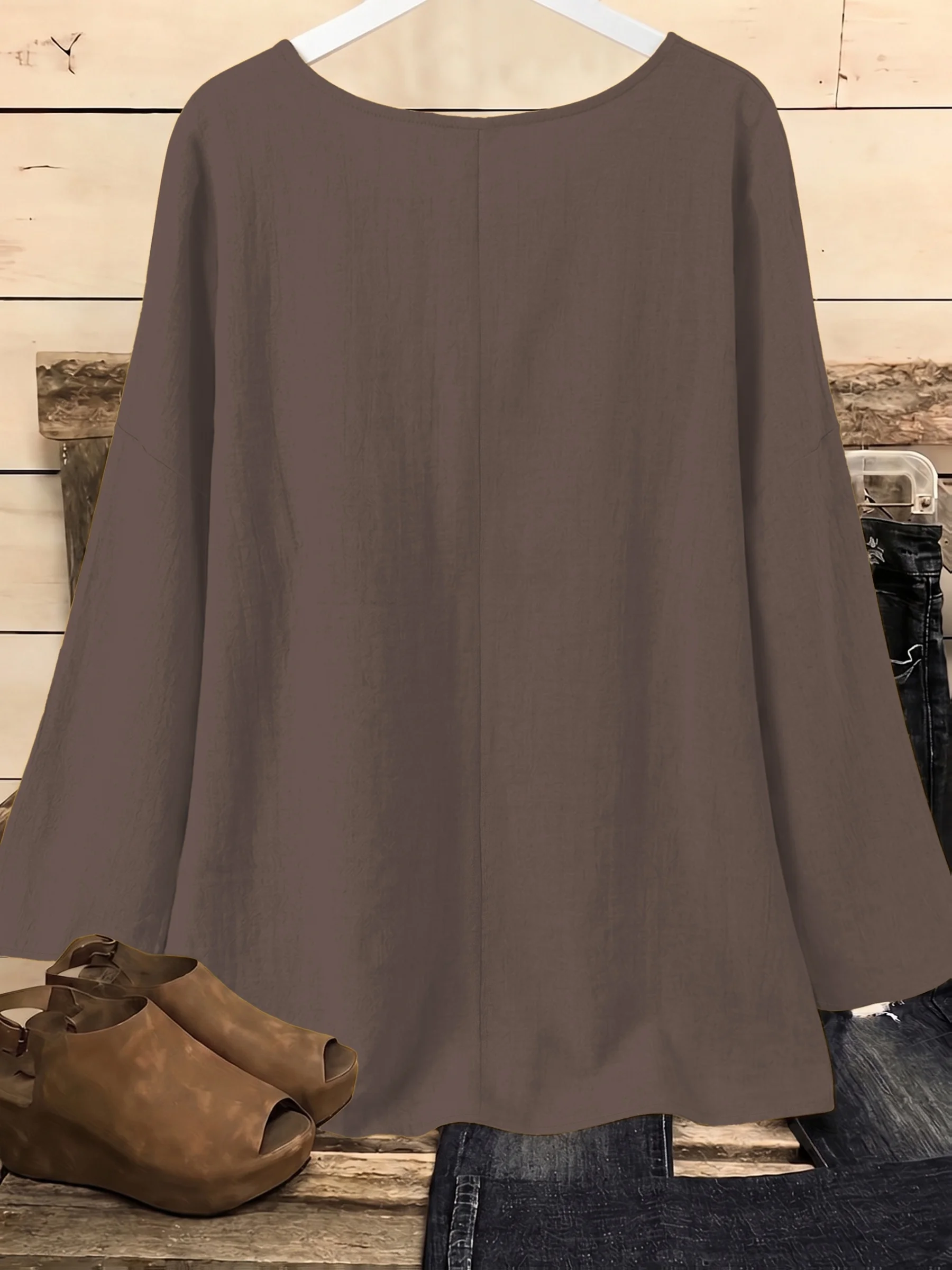 Stilvolles Plus-Size-Damenoberteil mit elegantem Blumendetail für mühelosen Komfort – Detail 2