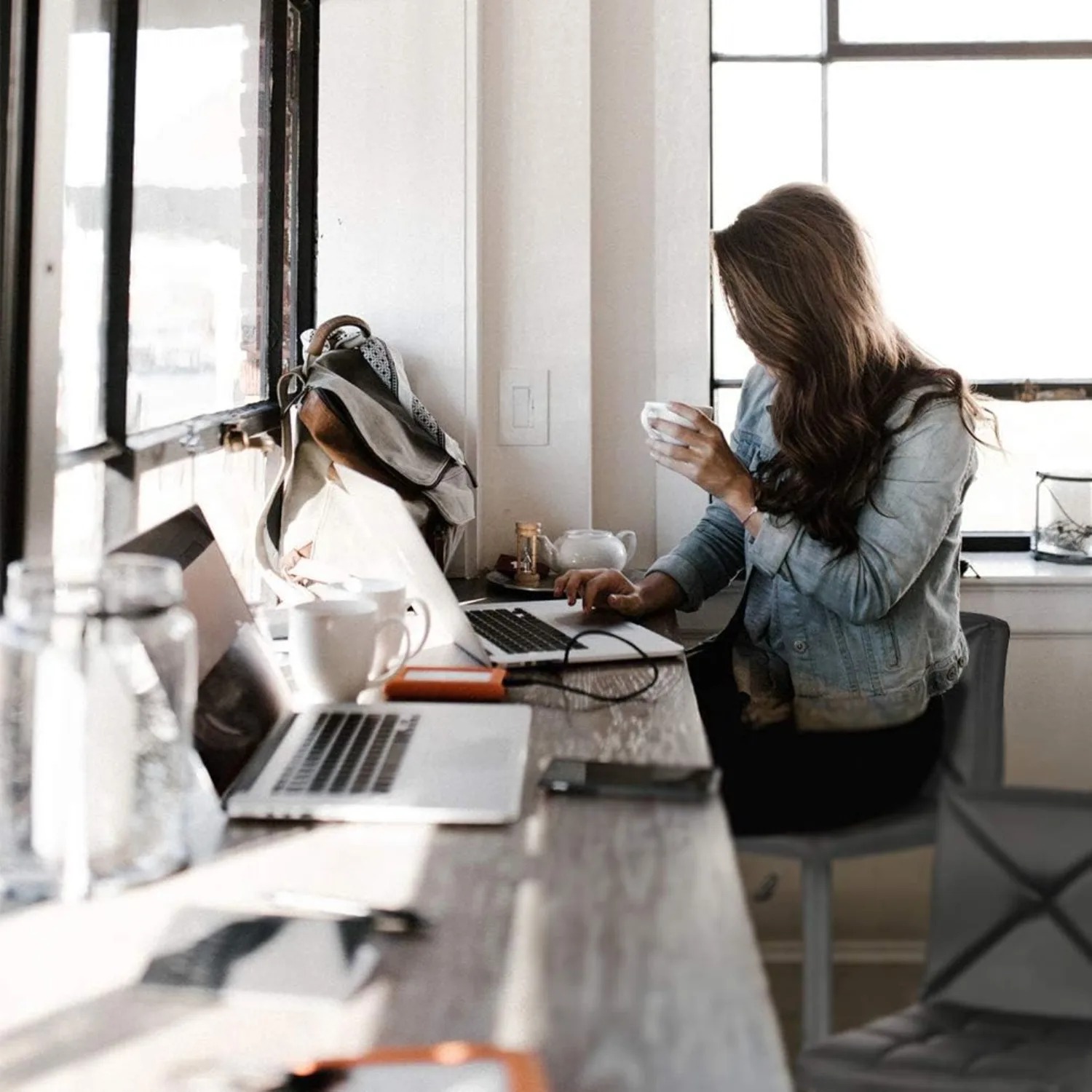 Conjunto de bancos de bar de 2 pacotes, cadeiras de bar giratórias de altura ajustável com encosto, bancos de balcão de couro PU para ilha de cozinha
