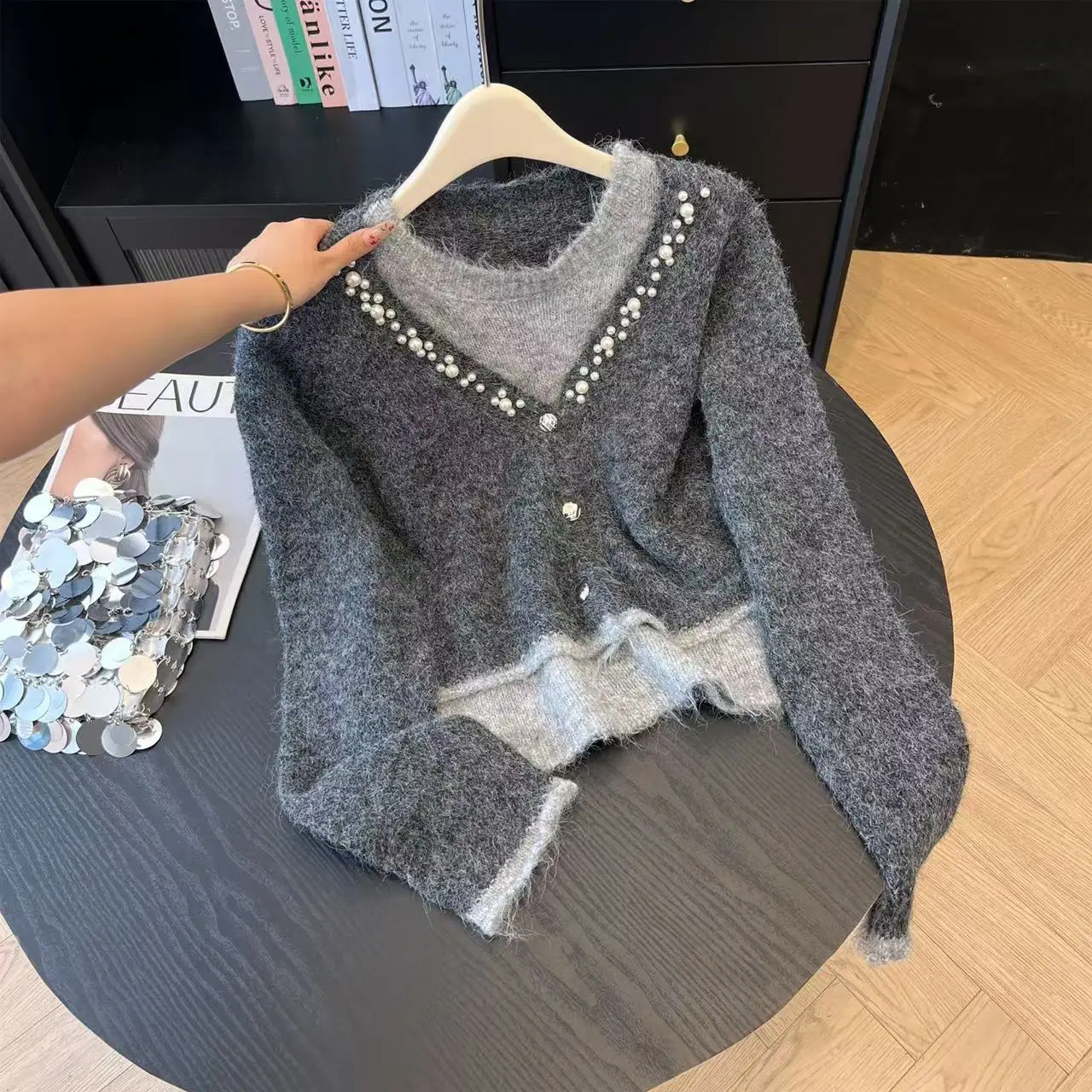 2026 Personality Contrasting Colors Fashion Stacking Fake Two-piece Top Femininity Knitted Sweater Style Advanced Design Niche