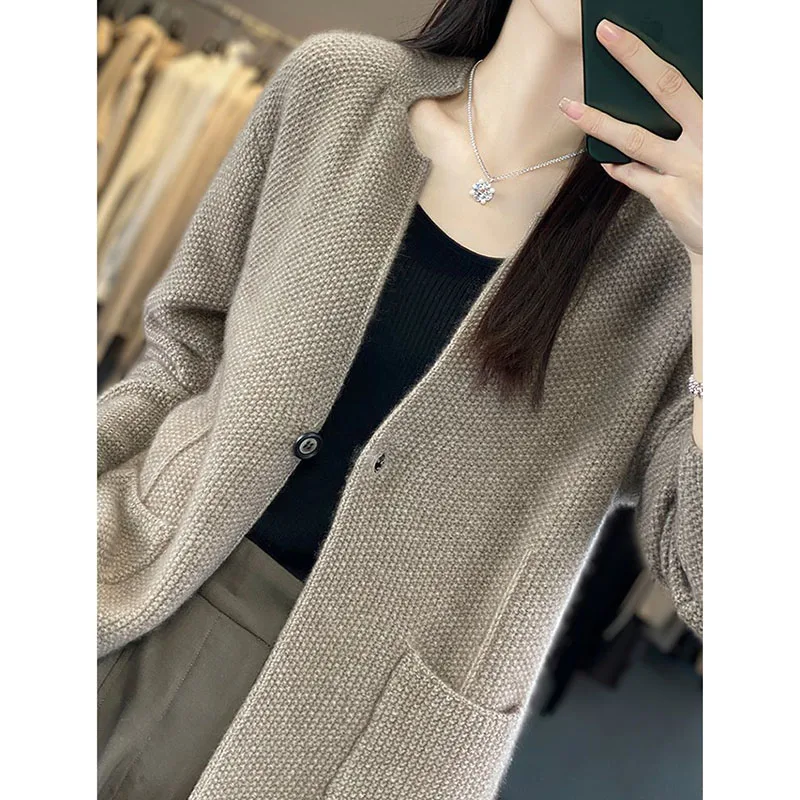เสื้อคาร์ดิแกนแฟชั่นใหม่สำหรับผู้หญิง ฤดูใบไม้ร่วงและฤดูหนาว เสื้อคอวีทรงหลวม สไตล์โจ๊กเกอร์ เสื้อถักนิตเนื้อนุ่ม เสื้อคลุมคาร์ดิแกนทรงหลวม สไตล์โจ๊กเกอร์