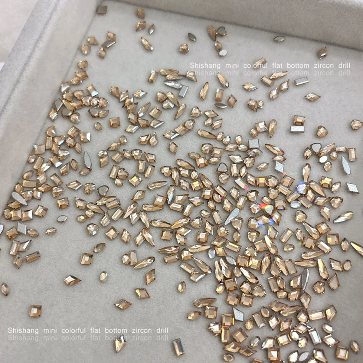 50 Stück K9 glänzende, flache Nagelkunst-Strass-Kristalldiamanten, Zubehör für Nageldekoration, Maniküre-Zubehör, Material – Detail 5