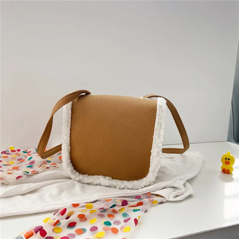 Monederos y bolsos pequeños para niñas, carteras laterales adorables, versión coreana, bolsillo con solapa que combina con todo, moda de otoño e invierno, novedad de 2023