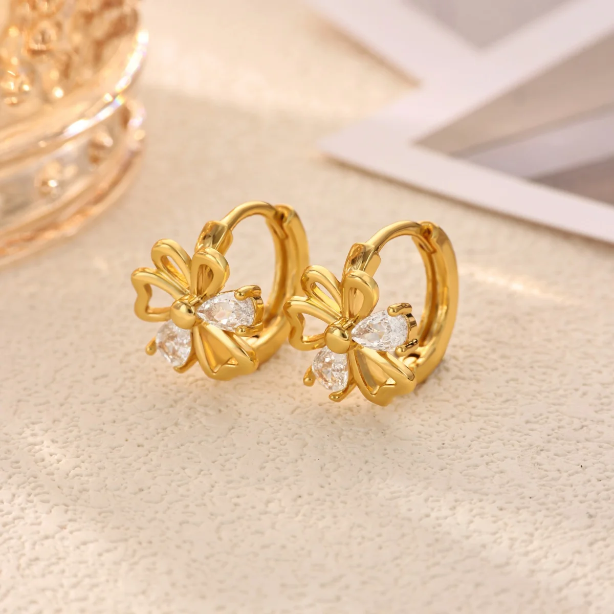 Goldfarbene Kupfer-Blumen-Huggie-Creolen für Damen, mit klaren Zirkonia-Steinen, hohlen Blütenblättern, zarter Blumen-Ohrringe, Hochzeitsschmuck, Geschenk – Detail 3