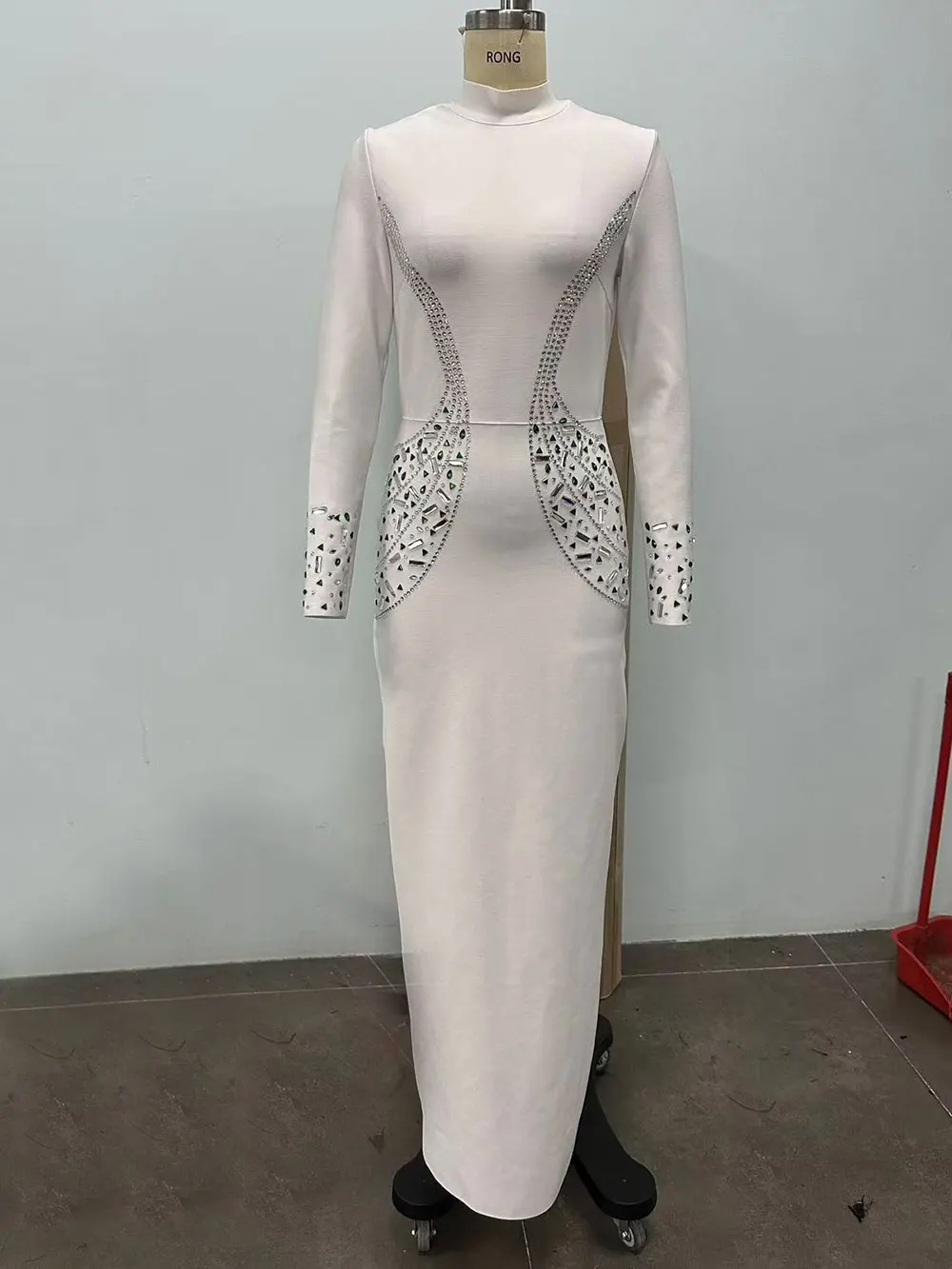 2025 elegante feminino luz de luxo prego grânulo bandagem vestido gola alta manga longa bodycon branco vestido longo festa à noite