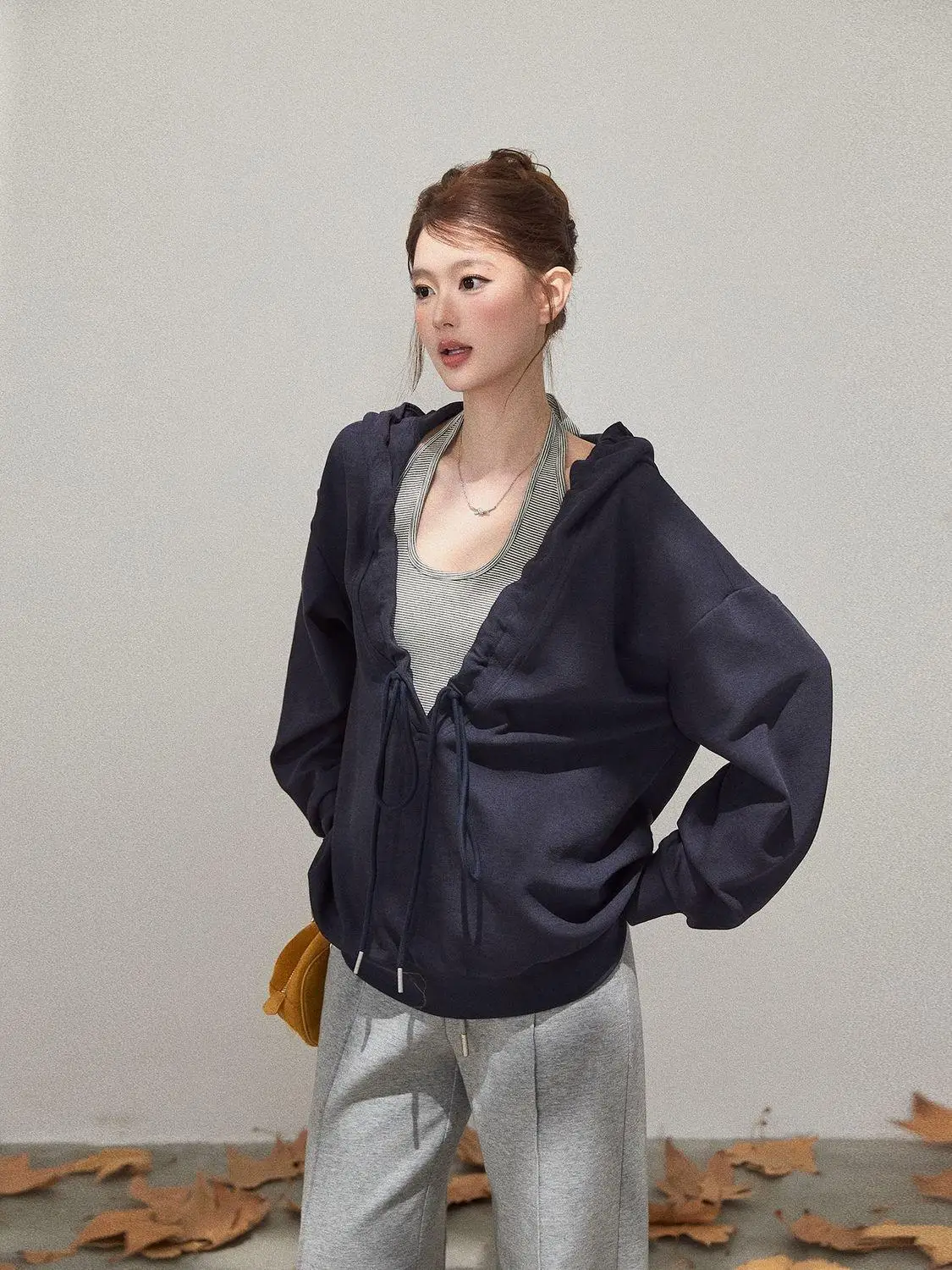 Felpa a maniche lunghe con scollo a V con cappuccio disegnato Donna Autunno Stile coreano Allentato Casual Tinta unita Top versatile