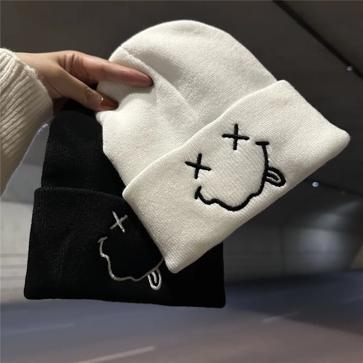 

1 cute smiling embroidered knitted hat, suitable for both men and women, suitable for daily wear