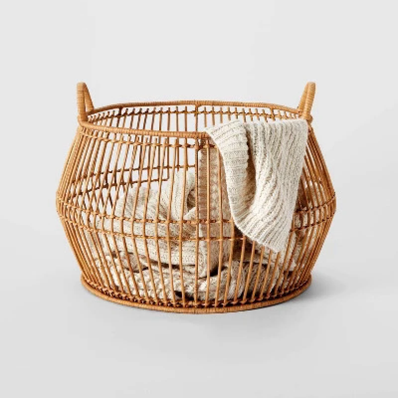 

Round natural color rattan basket with side handle for easy carrying.