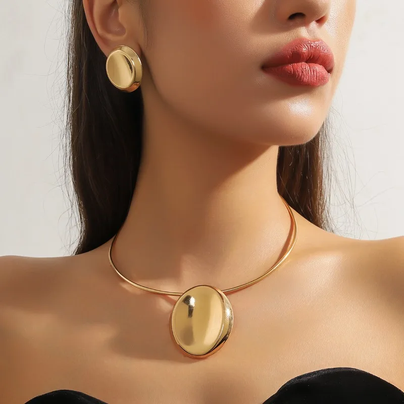

Vintage Metal Pendant Necklace Accessories Simple Temperament Circular Design Sense Collar Set