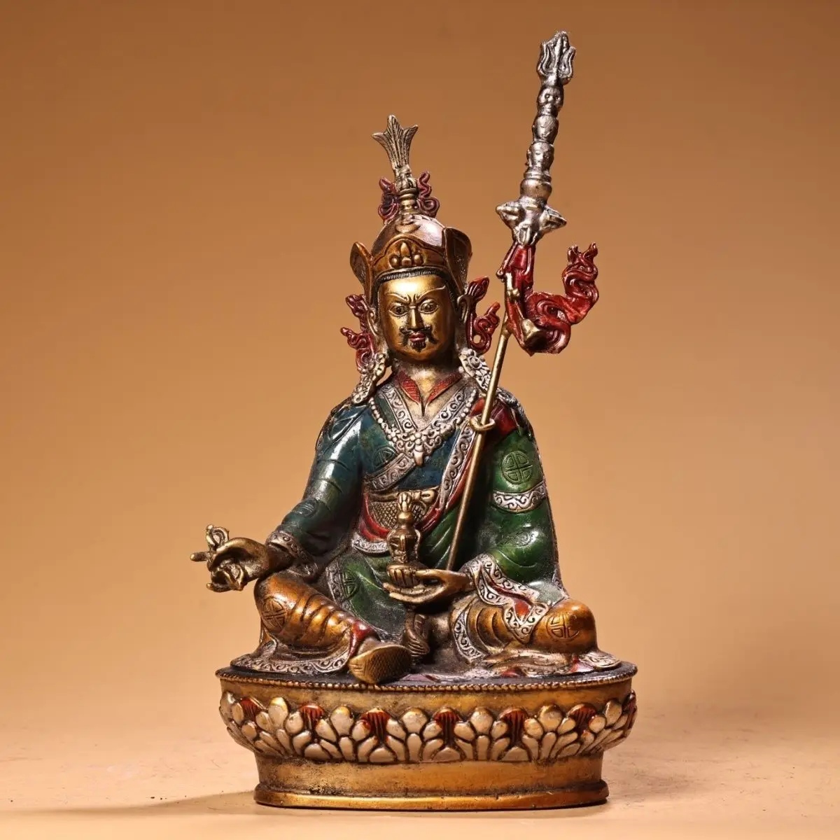Treasure pure copper, all copper painted gold-painted lotus peanut master weighs 00 grams, is 23 cm high and 14 cm wide.