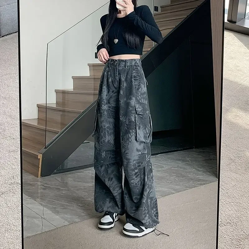 بنطلون جينز نسائي فضفاض غير رسمي مقاس كبير بنطال واسع الساق على طراز الشارع الأمريكي بنطال أنيق مطبوع عليه ثعبان مموه