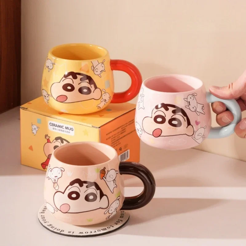 Tasse périphérique Crayon Shin-chan avec couvercle, tasse à café domestique, tasse en céramique, cadeau d'anniversaire pour garçons et filles