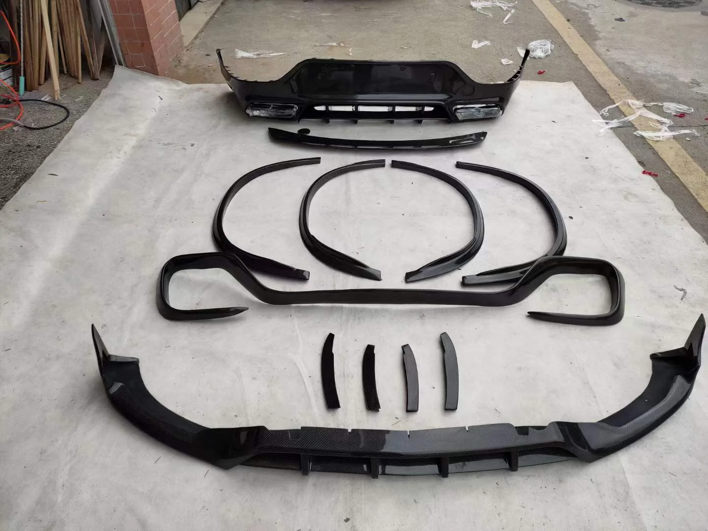 

Top-Style Carbon Fiber Upgrade Kit for GLC 63S - Front Lip/Side Skirts/Wheel Eyebrow/Spoiler