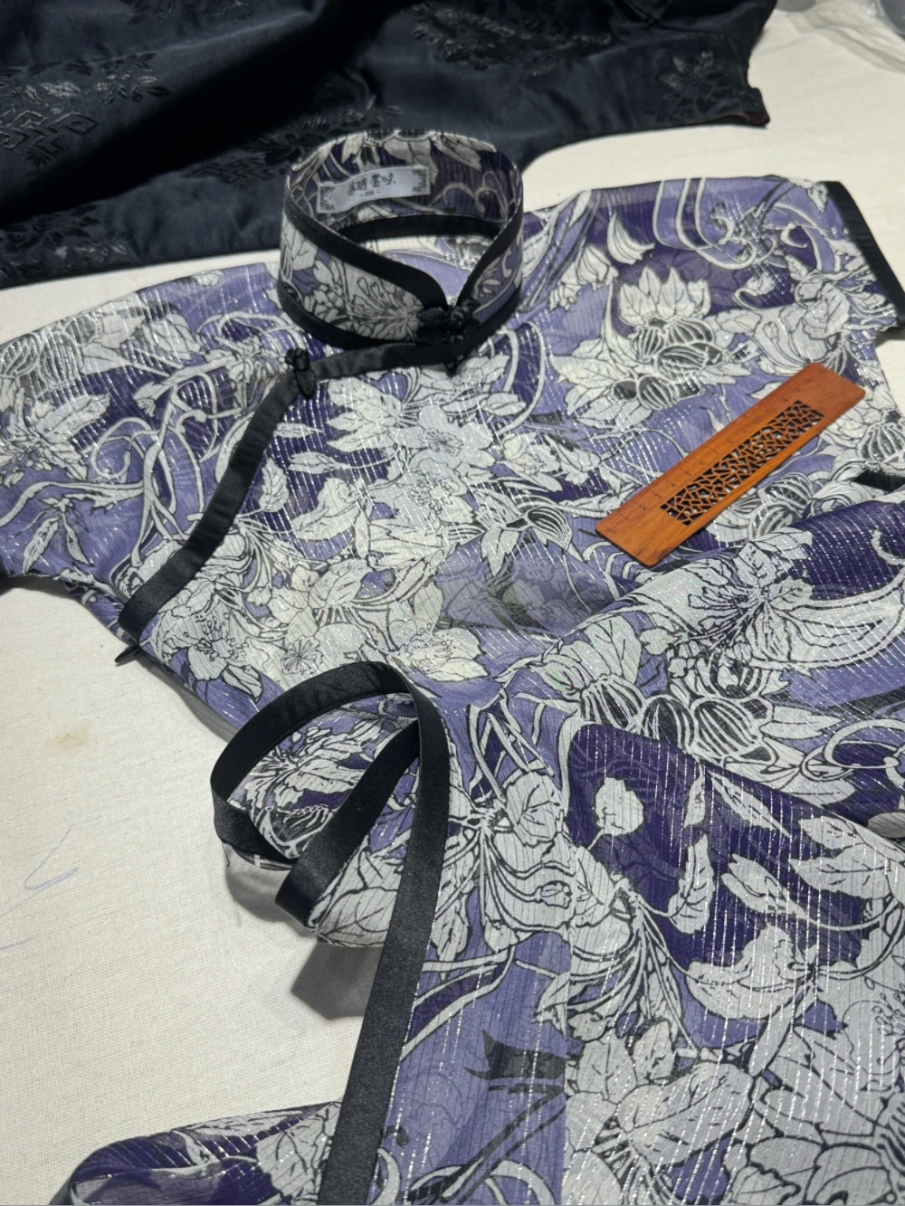 

Youxia: Ограниченная серия, специальный вкус, однотонный, без одной пуговицы, из шелкового шифона, только ручная стирка.