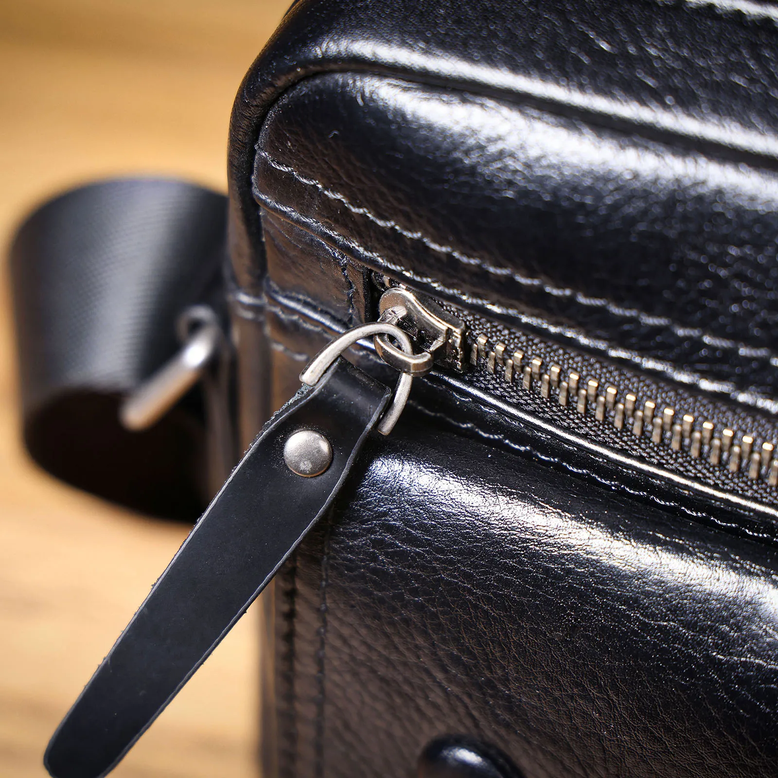 Echte Leder-Brusttasche für Herren, Casual-Umhängetasche aus Rindsleder, Modische Handyhülle, Pflanzlich gegerbtes, gerafftes Leder – Detail 14