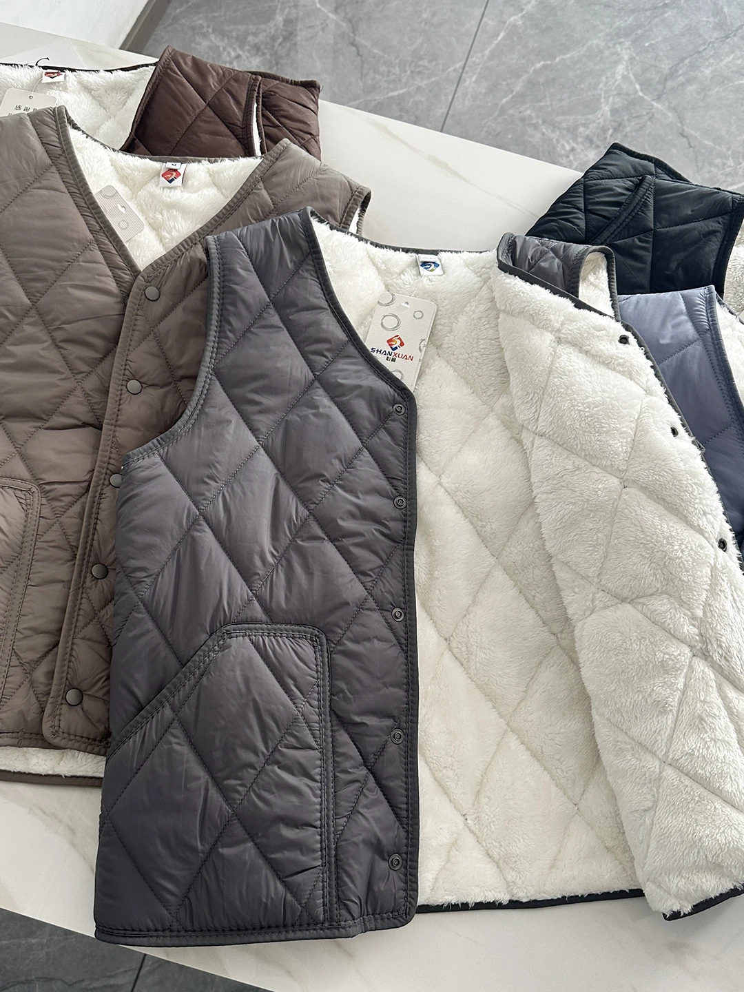 

Thiened Fce Warm Vest Quilted Inner Wear for Men And Women Couple Sle Winter Faion Ci Youth Casual V-Ne Single B...