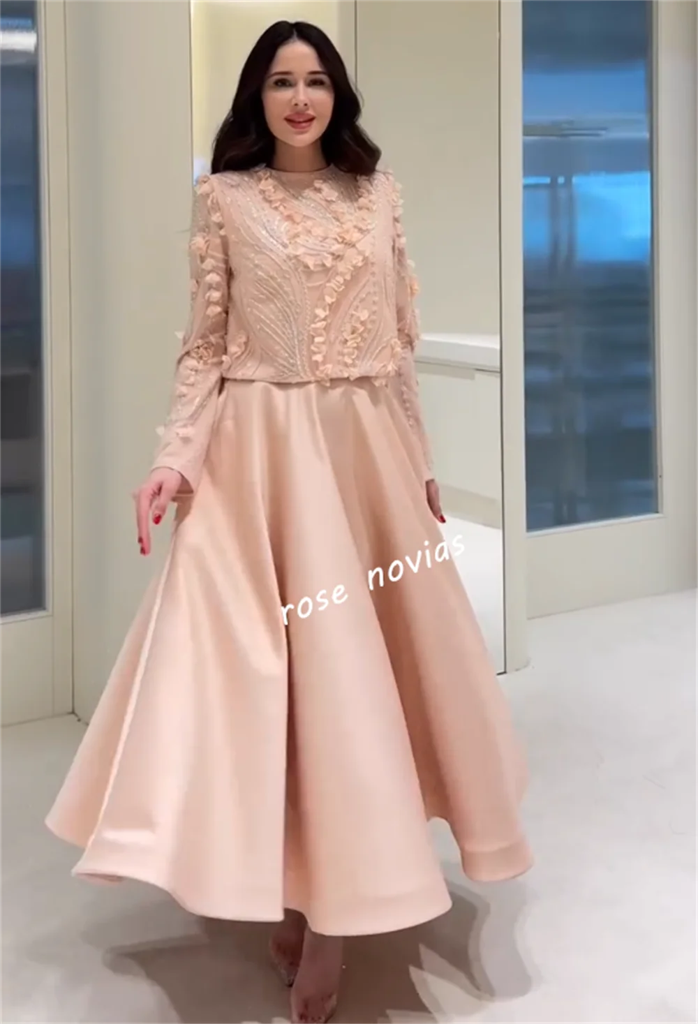 تخصيص Charmeuse زين مطرزة س الرقبة ألف خط فساتين متوسطة الطول مناسبة مخصصة المرأة مساء أنيق حفل زفاف بريق