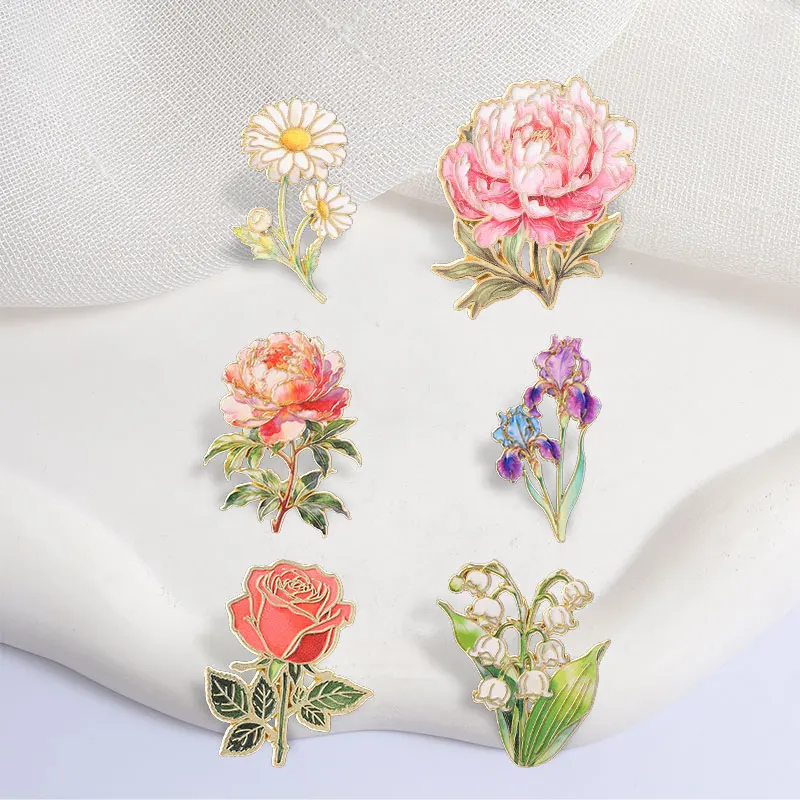 Vintage-Set mit Emaille-Abzeichen in Aquarellblumen-Optik, Rosen-, Pfingstrosen- und Hortensien-Motiv, botanische Anstecknadeln, goldfarbene Umrandung, Broschen, Schmuck, Geschenk für Damen. – Detail 6