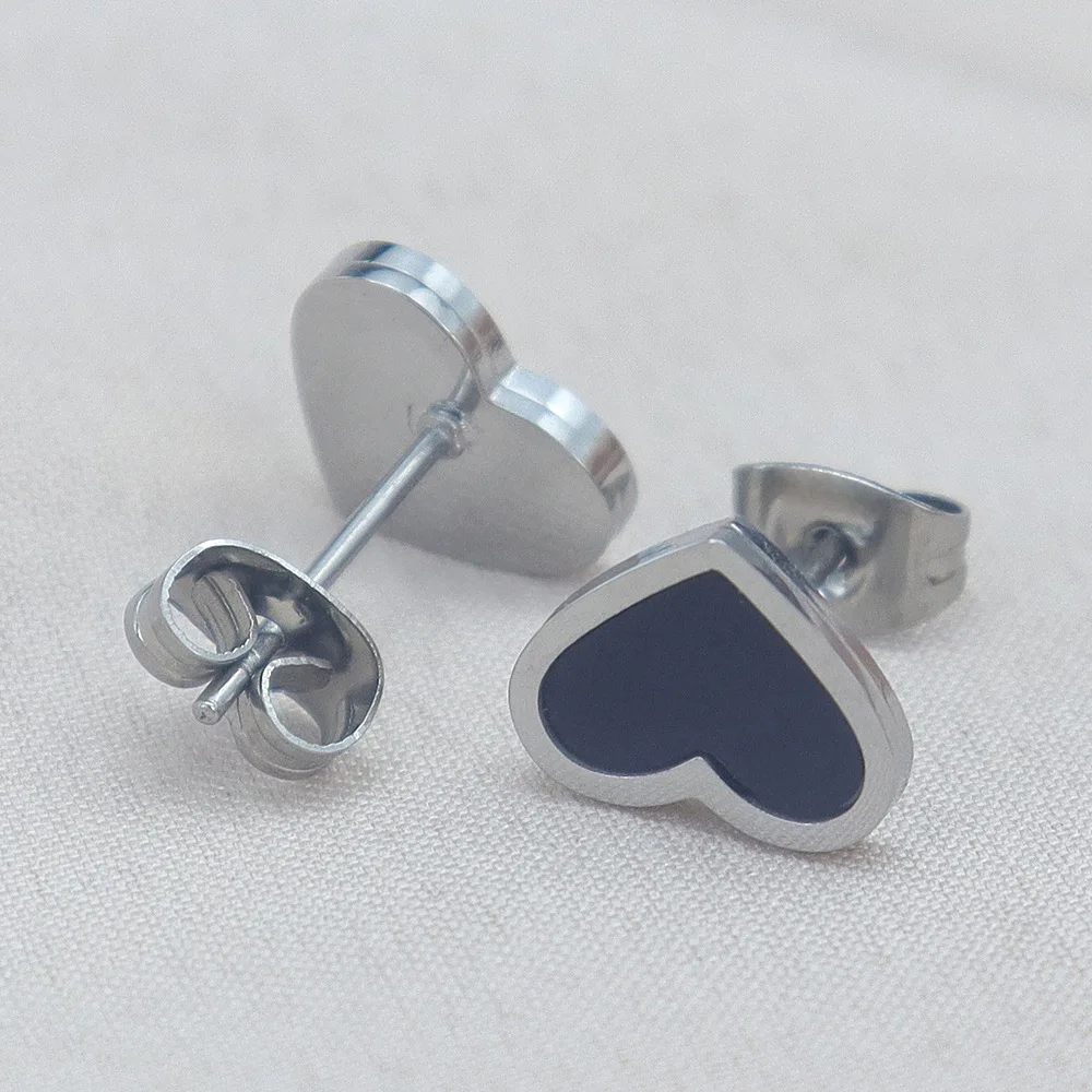 Edelstahl-Ohrstecker, schwarz, Push-Back-Verschluss, Herzform, Vakuumbeschichtung, kein leichtes Verblassen, antiallergisch, Größe von 2 mm bis 8 mm. – Detail 5