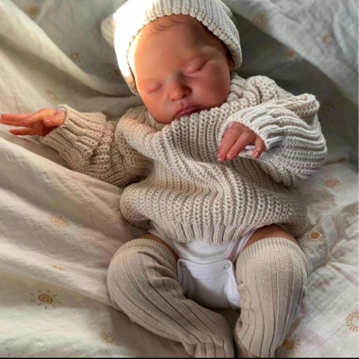 Laura Reborn Baby de 19" - Suéter de punto gris, cara durmiente ultra realista y traje cosido a mano - Regalo de recuerdo de vinilo suave de seda