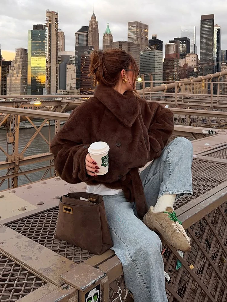 سترة Kpop برباط من الفرو الصناعي للنساء أنيقة بياقة واقفة مزدوجة الصدر سترات قصيرة دافئة للسيدات ملابس خارجية للشتاء اليومي للتنقل