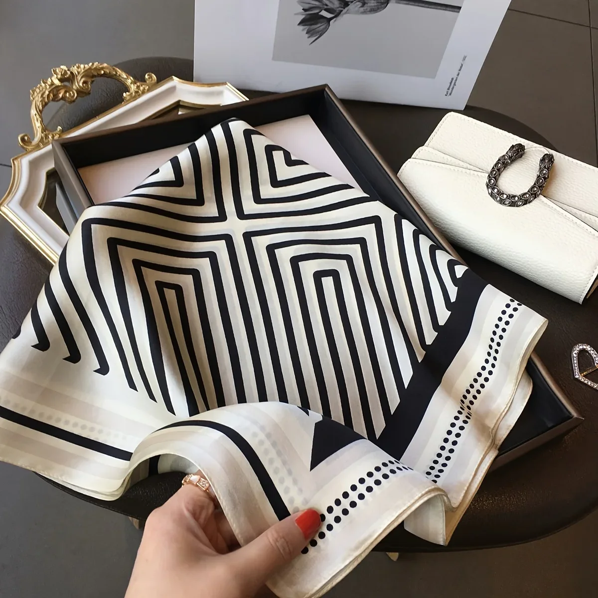 وشاح أنيق على الطراز الشمالي لجميع المواسم مصنوع من الحرير الصناعي وشال مربع كبير وبسيط وأنيق للزينة للمراهقين