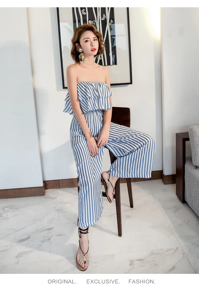 

Сине-белый полосатый купальник с рюшами на бретелях, женские брюки с высокой талией и широкими штанинами, подчеркивающие ключицы