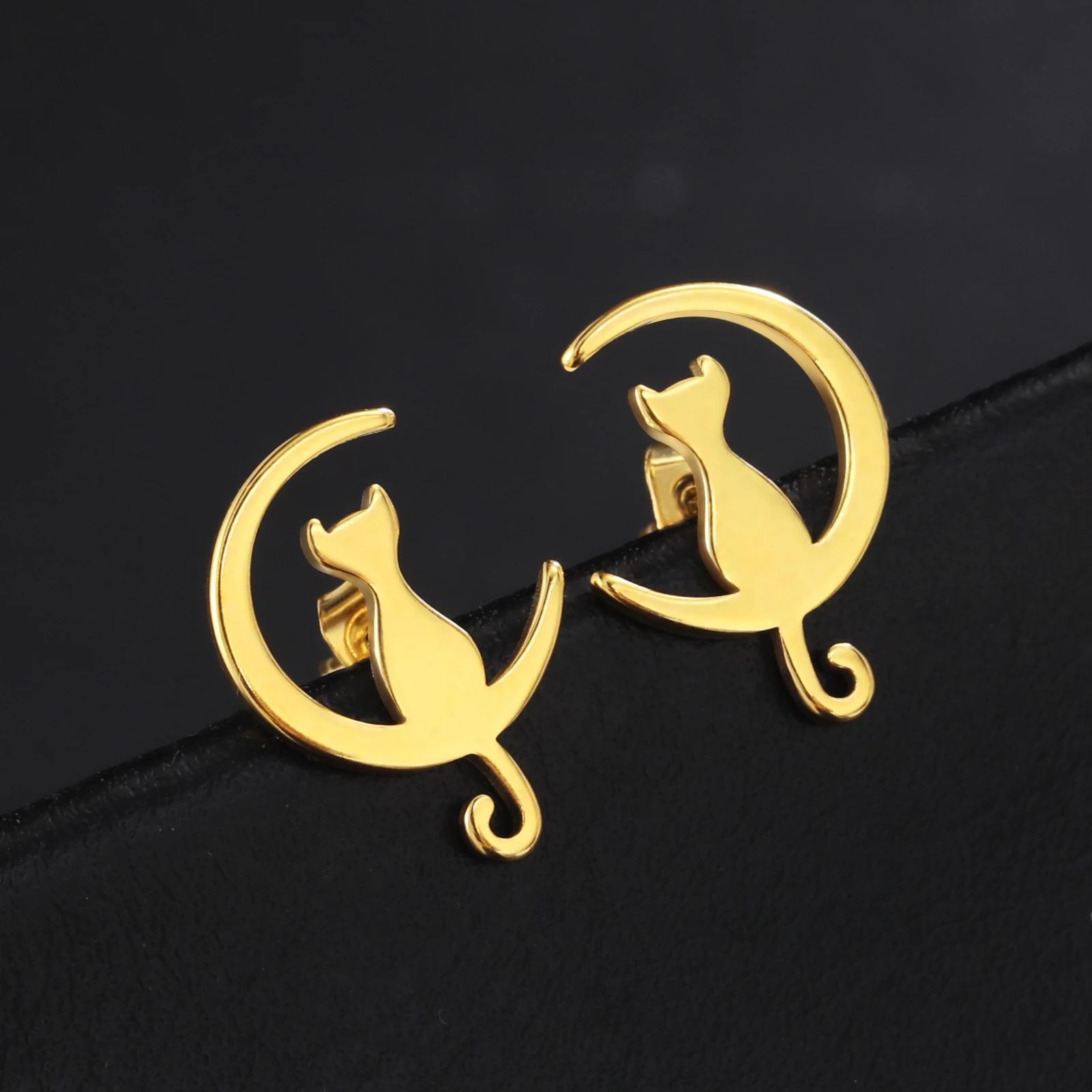 

Cat on the Moon Stud Earring Cute Kitten Charm Minimalist Earrings Romantic Aesthetic Jewelry Gift for Women Fashion 2023 New In