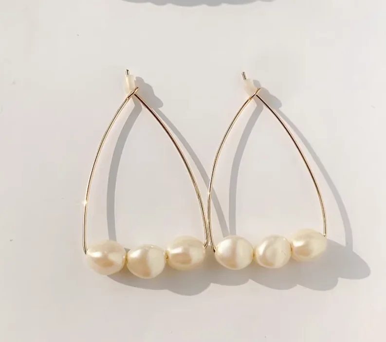 French-style iridescent pearl earrings, sophisticated, trendy, and minimalist geometric hoop earrings