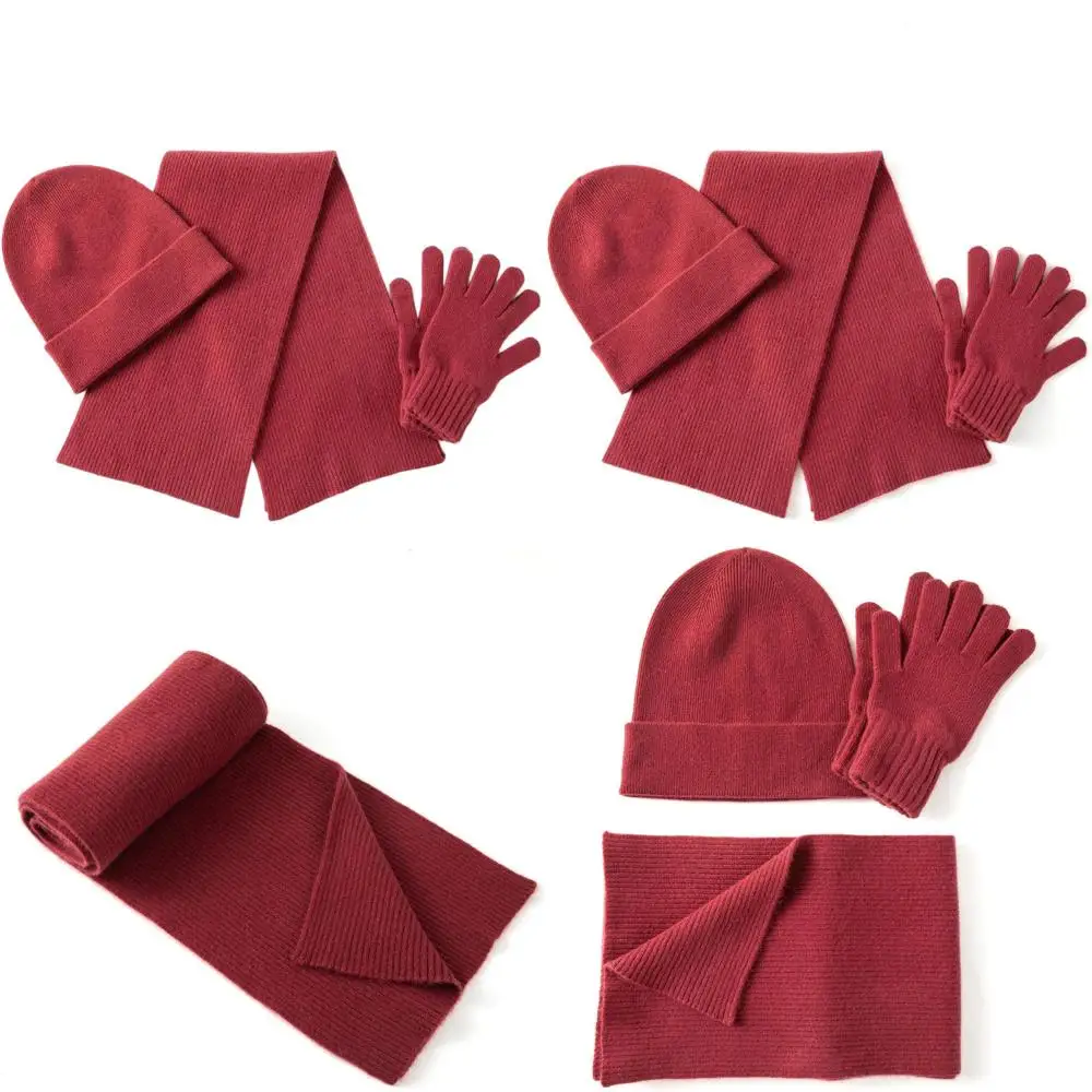 

Комплект из 3 предметов из кашемировой шерсти: шапочка в рубчик унисекс, перчатки и шарф в подарочной упаковке.