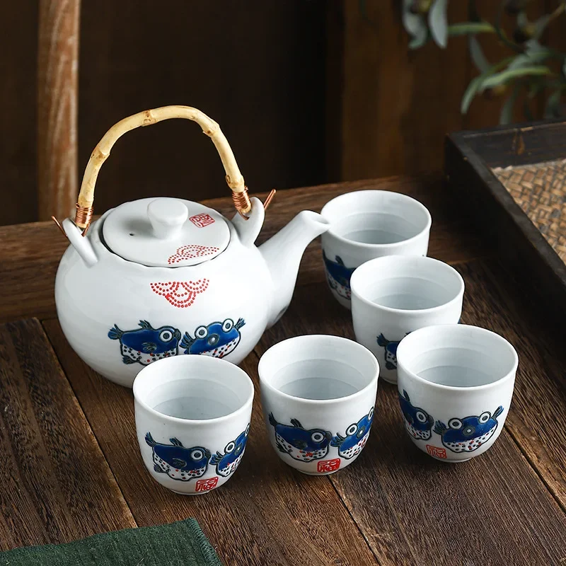 

Японский керамический чайник с ручкой, ручная роспись, чайник подглазурного цвета, керамический чайный сервиз с рисунком рыбы-пуховика