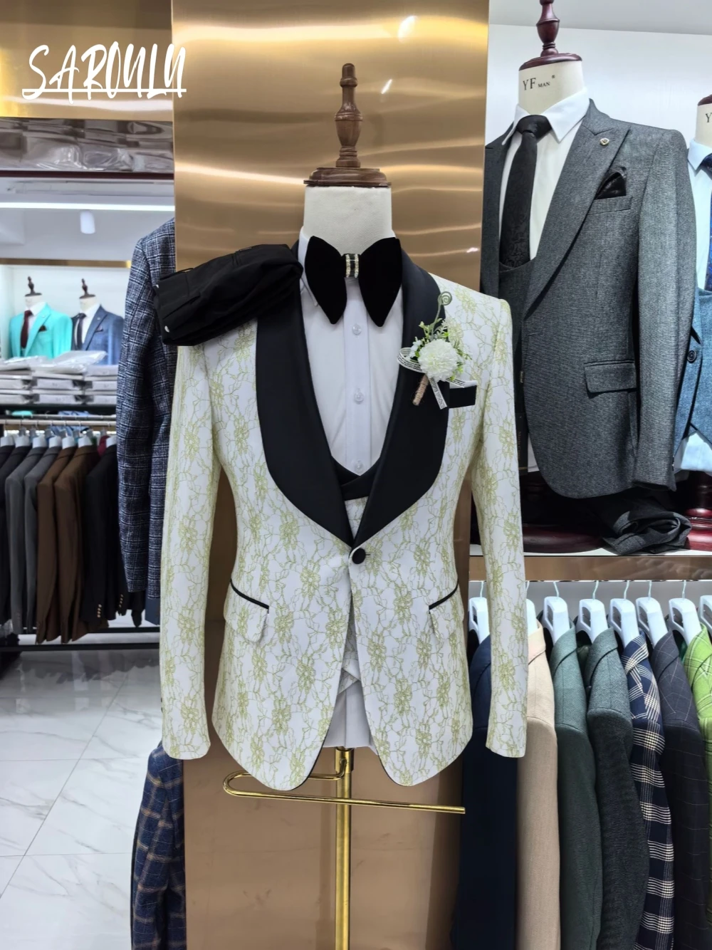 2025 Handsome Jacket Vest Pants Men's Suit Vogue Shawl Lapel Elegant Customized Golden Lace Set Smart Textured White Groom Wear