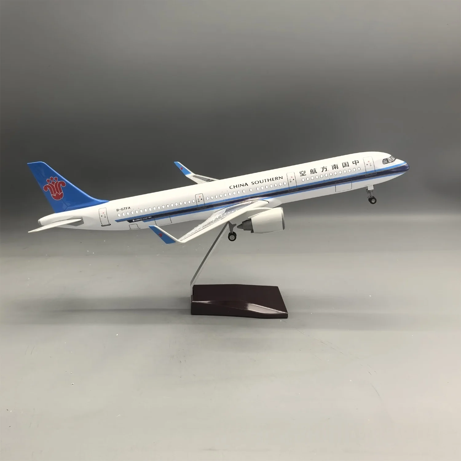 

1/100 Scale Aircraft China Southern A321neo 44cm Resin Miniature Airplane diecast Simulation Passenger flight machine model Gift