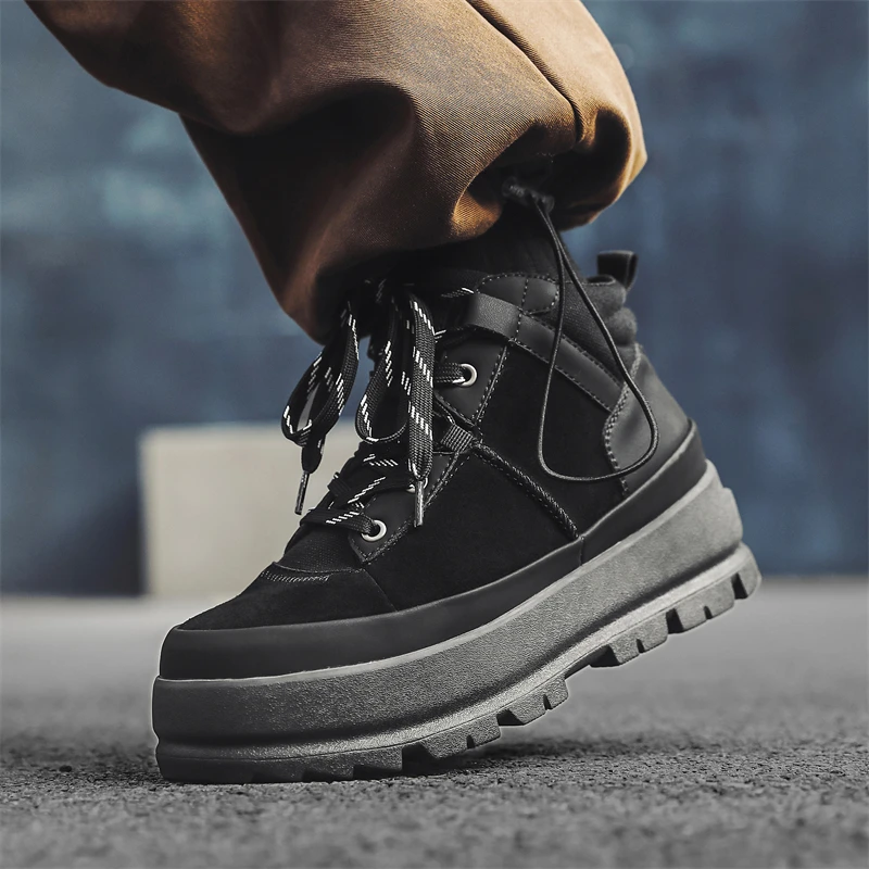 

Осенние и зимние мужские ботинки на толстой подошве. Модные дизайнерские стили. Модная уличная теплая качественная обувь, кроссовки черного цвета.