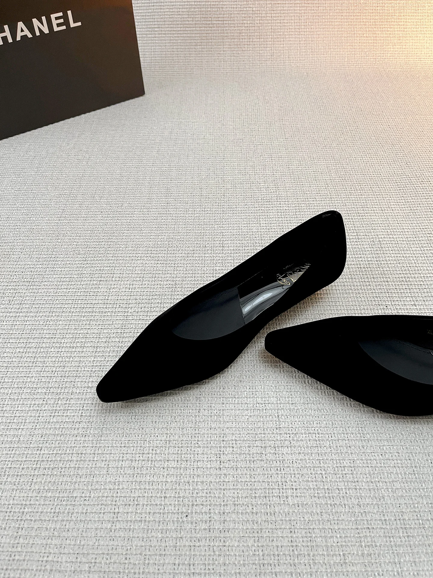 black-velvet-pointed-toe-chunky-heel-slip-on-shoes-commute-versatile-low-heel-professional-shoes-gentle-style-women's-shoes